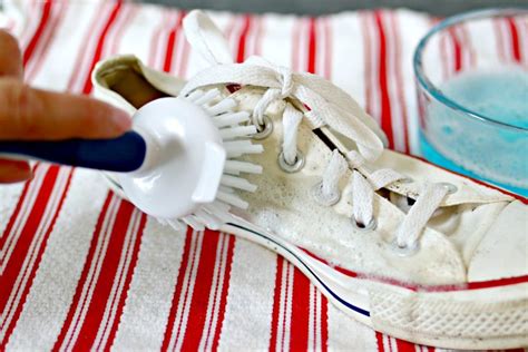 keeping white canvas shoes clean